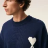 Blå genser i ull og bomull med rund hals og Ami de Coeur-motiv