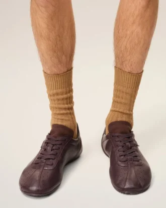 Burgunderfargede, lave sneakers i glatt skinn