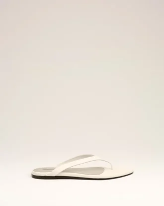 Flip-flops i hvitt lammeskinn med spiss tå