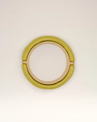 Grønn messing, hamret og lakkert ring