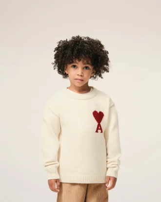 Hvit ullgenser med rund hals fra Ami de Coeur
