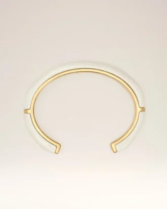 Hvitt armbånd i hamret, lakkert messing