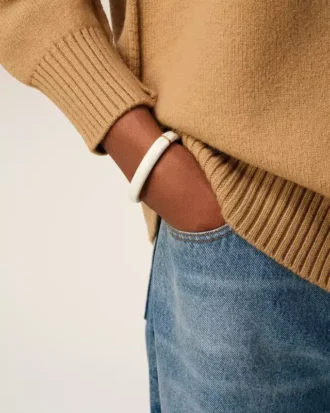 Hvitt armbånd i hamret, lakkert messing