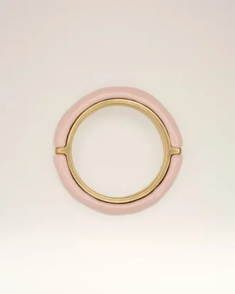 Rosa messingring med hamret lakkert overflate