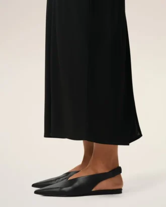 Slingbacks med spiss tå i svart lammeskinn